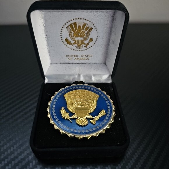 US Presidential Service White House Badge in Small Velvet Case - Reproduction - Picture 1 of 5